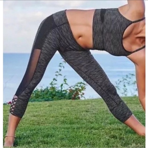 NWT ATHLETA MIND OVER MAT CAPRI LEGGINGS - SIZE SM - Picture 2 of 8